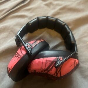 Child’s mossy oak Pink and Black Over-Ear Headphones